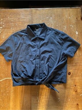 Wayre Black Tie-Hem Short Sleeve Button-Up Shirt Crop